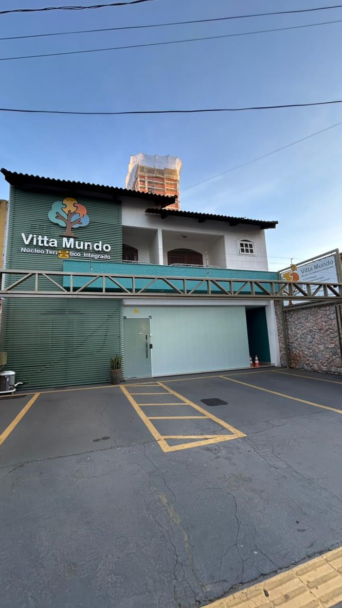Crianças em atividade lúdica em sala de terapia da Vitta Mundo